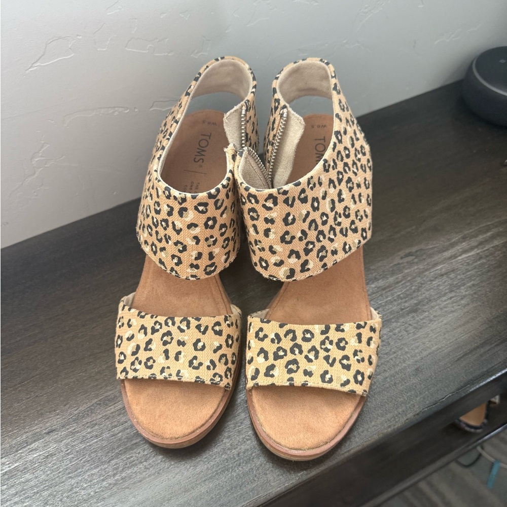 Toms Majorca Cut Out Tan and Black Sandals with Slingback Design